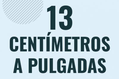Profesor en pizarra explicando cuanto es 13 centimetros en pulgadas o como pasar de 13 cm a in
