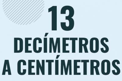 Profesor en pizarra explicando cuanto es 13 decimetros en centimetros o como pasar de 13 dm a cm