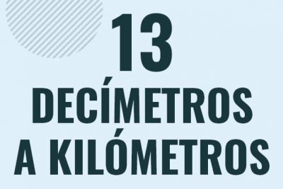 Profesor en pizarra explicando cuanto es 13 decimetros en kilometros o como pasar de 13 dm a km