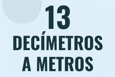 Profesor en pizarra explicando cuanto es 13 decimetros en metros o como pasar de 13 dm a m