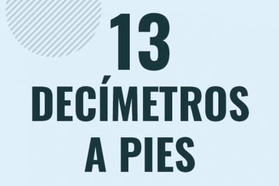 Profesor en pizarra explicando cuanto es 13 decimetros en pies o como pasar de 13 dm a ft
