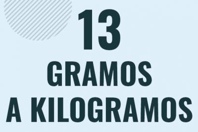 Profesor en pizarra explicando cuanto es 13 gramos en kilogramos o como pasar de 13 g a kg