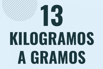 Profesor en pizarra explicando cuanto es 13 kilogramos en gramos o como pasar de 13 kg a g