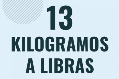 Profesor en pizarra explicando cuanto es 13 kilogramos en libras o como pasar de 13 kg a lb