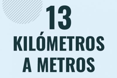 Profesor en pizarra explicando cuanto es 13 kilometros en metros o como pasar de 13 km a m