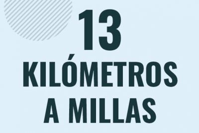 Profesor en pizarra explicando cuanto es 13 kilometros en millas o como pasar de 13 km a mi
