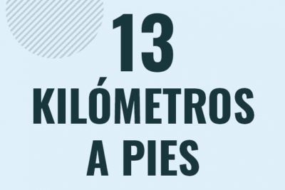 Profesor en pizarra explicando cuanto es 13 kilometros en pies o como pasar de 13 km a ft
