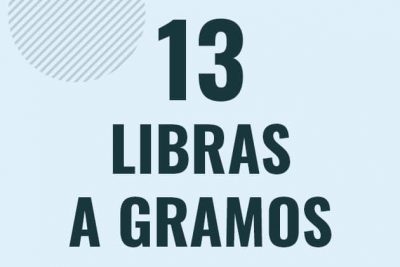 Profesor en pizarra explicando cuanto es 13 libras en gramos o como pasar de 13 lb a g