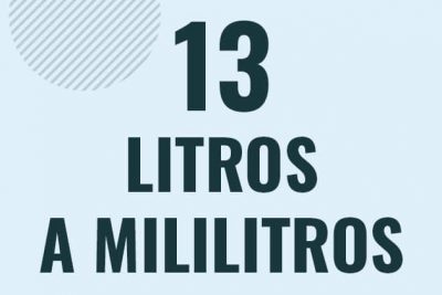 Profesor en pizarra explicando cuanto es 13 litros en mililitros o como pasar de 13 l a ml