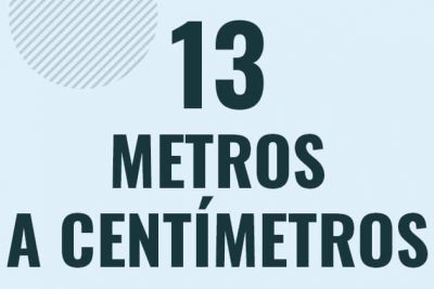 Profesor en pizarra explicando cuanto es 13 metros en centimetros o como pasar de 13 m a cm