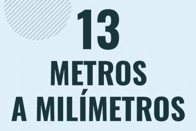 Profesor en pizarra explicando cuanto es 13 metros en milimetros o como pasar de 13 m a mm