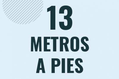 Profesor en pizarra explicando cuanto es 13 metros en pies o como pasar de 13 m a ft
