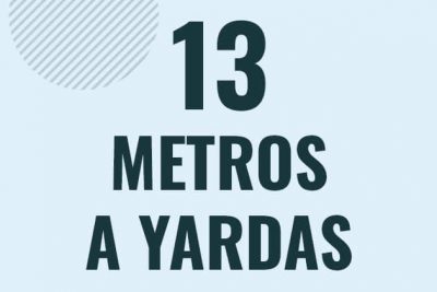 Profesor en pizarra explicando cuanto es 13 metros en yardas o como pasar de 13 m a yd