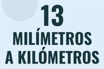 Profesor en pizarra explicando cuanto es 13 milimetros en kilometros o como pasar de 13 mm a km