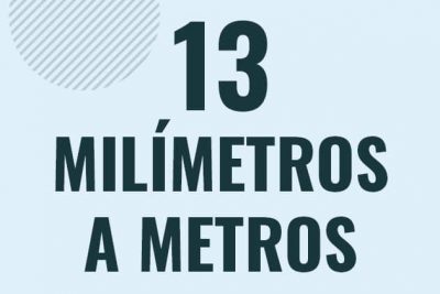Profesor en pizarra explicando cuanto es 13 milimetros en metros o como pasar de 13 mm a m