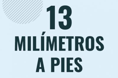 Profesor en pizarra explicando cuanto es 13 milimetros en pies o como pasar de 13 mm a ft