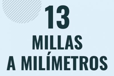 Profesor en pizarra explicando cuanto es 13 millas en milimetros o como pasar de 13 mi a mm