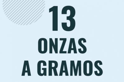 Profesor en pizarra explicando cuanto es 13 onzas en gramos o como pasar de 13 oz a g