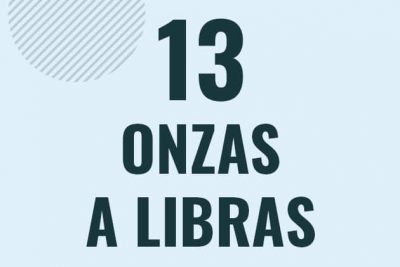 Profesor en pizarra explicando cuanto es 13 onzas en libras o como pasar de 13 oz a lb