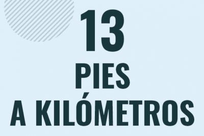 Profesor en pizarra explicando cuanto es 13 pies en kilometros o como pasar de 13 ft a km