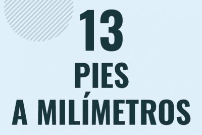 Profesor en pizarra explicando cuanto es 13 pies en milimetros o como pasar de 13 ft a mm