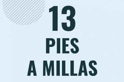 Profesor en pizarra explicando cuanto es 13 pies en millas o como pasar de 13 ft a mi