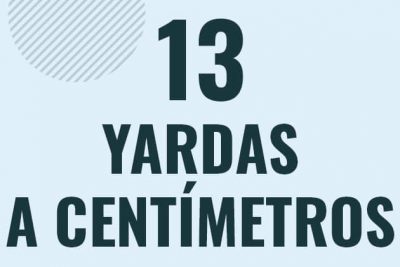 Profesor en pizarra explicando cuanto es 13 yardas en centimetros o como pasar de 13 yd a cm