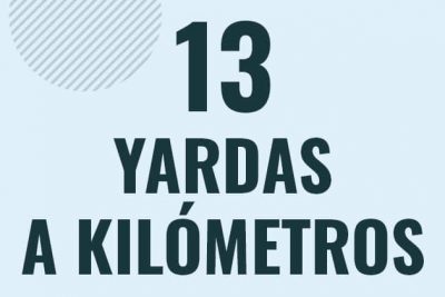 Profesor en pizarra explicando cuanto es 13 yardas en kilometros o como pasar de 13 yd a km