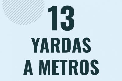Profesor en pizarra explicando cuanto es 13 yardas en metros o como pasar de 13 yd a m