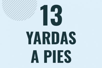 Profesor en pizarra explicando cuanto es 13 yardas en pies o como pasar de 13 yd a ft