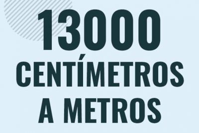 Profesor en pizarra explicando cuanto es 13000 centimetros en metros o como pasar de 13000 cm a m