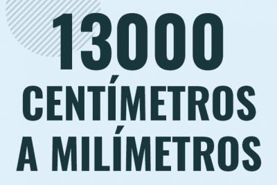 Profesor en pizarra explicando cuanto es 13000 centimetros en milimetros o como pasar de 13000 cm a mm
