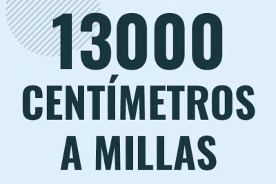 Profesor en pizarra explicando cuanto es 13000 centimetros en millas o como pasar de 13000 cm a mi