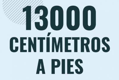 Profesor en pizarra explicando cuanto es 13000 centimetros en pies o como pasar de 13000 cm a ft