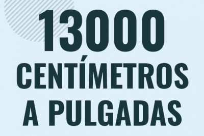 Profesor en pizarra explicando cuanto es 13000 centimetros en pulgadas o como pasar de 13000 cm a in
