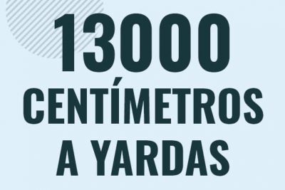 Profesor en pizarra explicando cuanto es 13000 centimetros en yardas o como pasar de 13000 cm a yd
