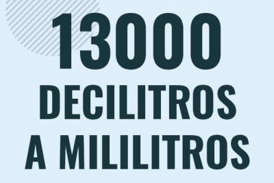 Profesor en pizarra explicando cuanto es 13000 decilitros en mililitros o como pasar de 13000 dl a ml