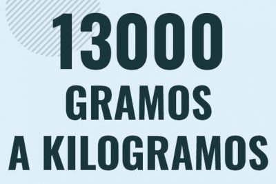 Profesor en pizarra explicando cuanto es 13000 gramos en kilogramos o como pasar de 13000 g a kg