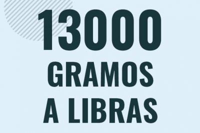 Profesor en pizarra explicando cuanto es 13000 gramos en libras o como pasar de 13000 g a lb