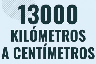 Profesor en pizarra explicando cuanto es 13000 kilometros en centimetros o como pasar de 13000 km a cm