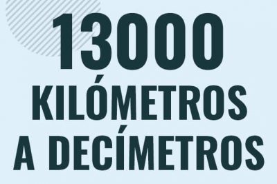 Profesor en pizarra explicando cuanto es 13000 kilometros en decimetros o como pasar de 13000 km a dm