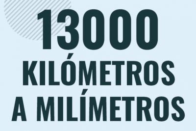 Profesor en pizarra explicando cuanto es 13000 kilometros en milimetros o como pasar de 13000 km a mm