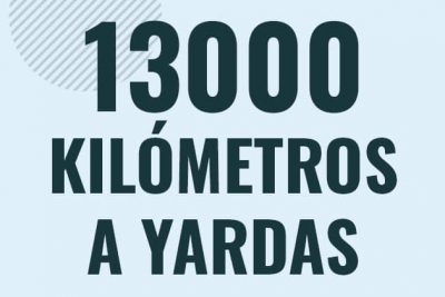 Profesor en pizarra explicando cuanto es 13000 kilometros en yardas o como pasar de 13000 km a yd