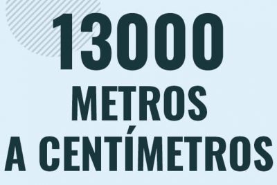 Profesor en pizarra explicando cuanto es 13000 metros en centimetros o como pasar de 13000 m a cm