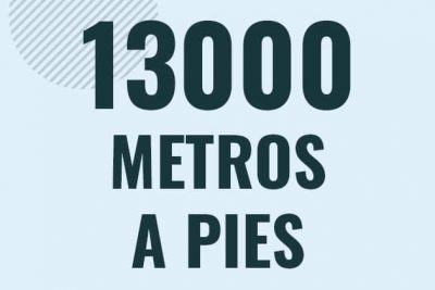 Profesor en pizarra explicando cuanto es 13000 metros en pies o como pasar de 13000 m a ft