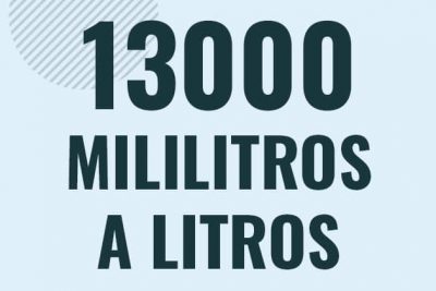 Profesor en pizarra explicando cuanto es 13000 mililitros en litros o como pasar de 13000 ml a l
