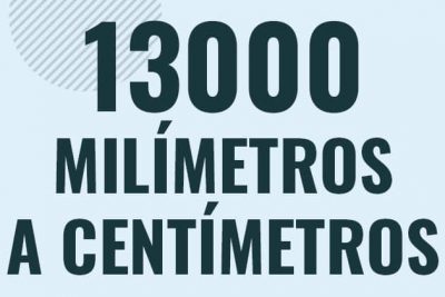 Profesor en pizarra explicando cuanto es 13000 milimetros en centimetros o como pasar de 13000 mm a cm