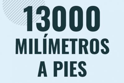 Profesor en pizarra explicando cuanto es 13000 milimetros en pies o como pasar de 13000 mm a ft