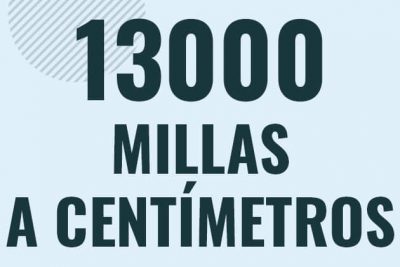 Profesor en pizarra explicando cuanto es 13000 millas en centimetros o como pasar de 13000 mi a cm