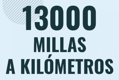 Profesor en pizarra explicando cuanto es 13000 millas en kilometros o como pasar de 13000 mi a km